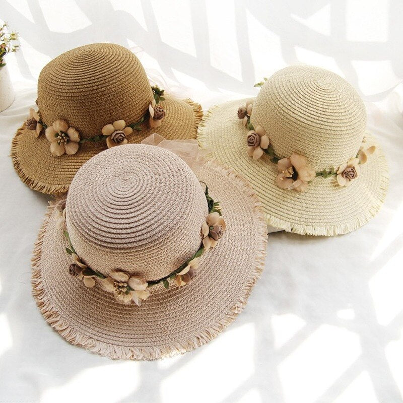 Drei Strohhüte mit Blumenverzierung, beige und braun, Sommermode Accessoires.