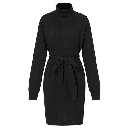 Schwarzes Strickkleid mit Rollkragen und Gürtel, langärmelig, elegant, Damenmode.