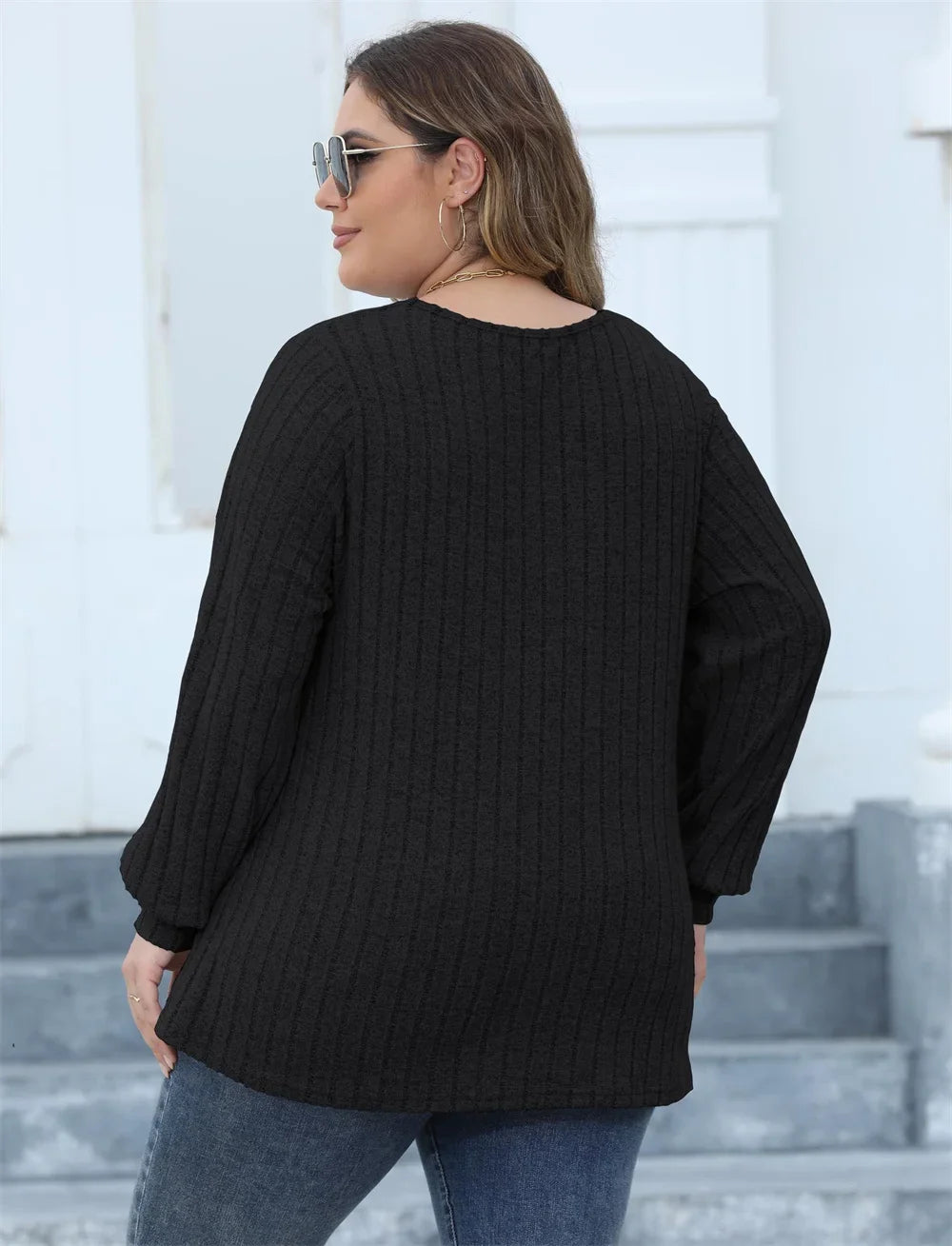 Frau in schwarzem Strickpullover, Plus-Size-Mode, lässiger Stil, Herbstmode, draußen.