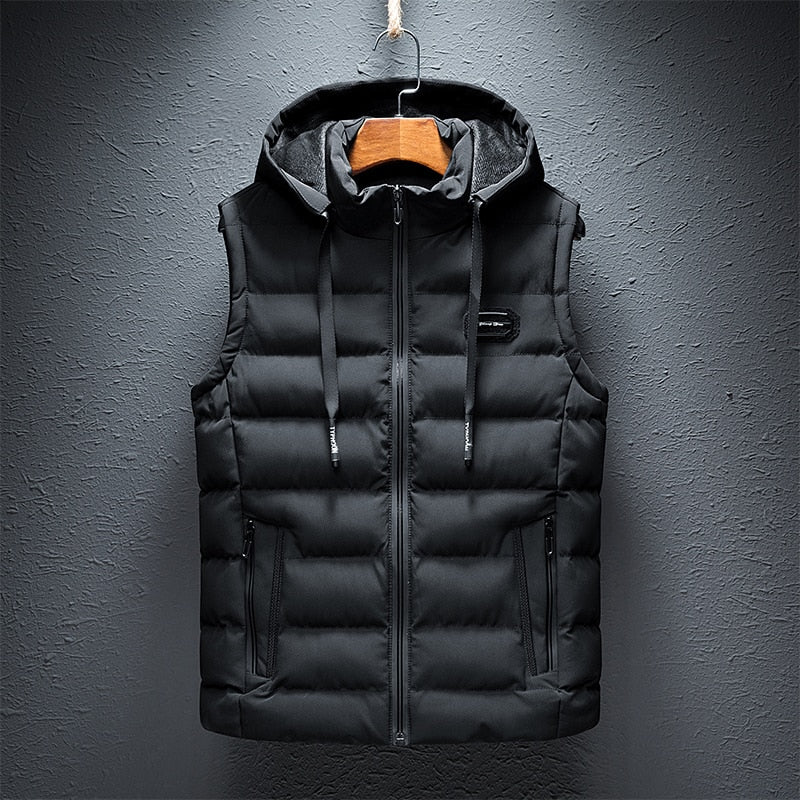 Schwarze Steppweste mit Kapuze, Reißverschluss, Herrenmode, Winterbekleidung, warm, stilvoll.