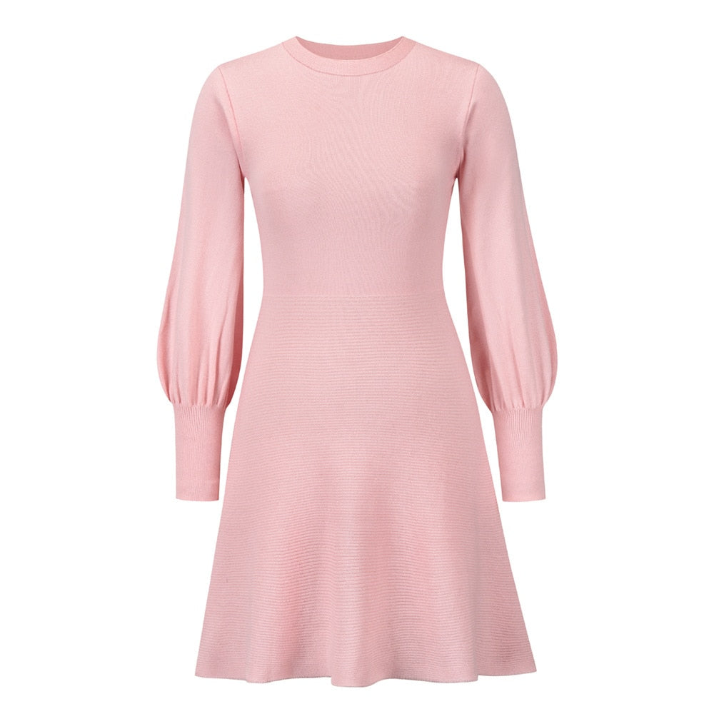 Rosa Strickkleid mit langen Ärmeln, Rundhalsausschnitt, elegantes Design, Damenmode.