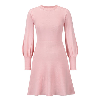Rosa Strickkleid mit langen Ärmeln, Rundhalsausschnitt, elegantes Design, Damenmode.