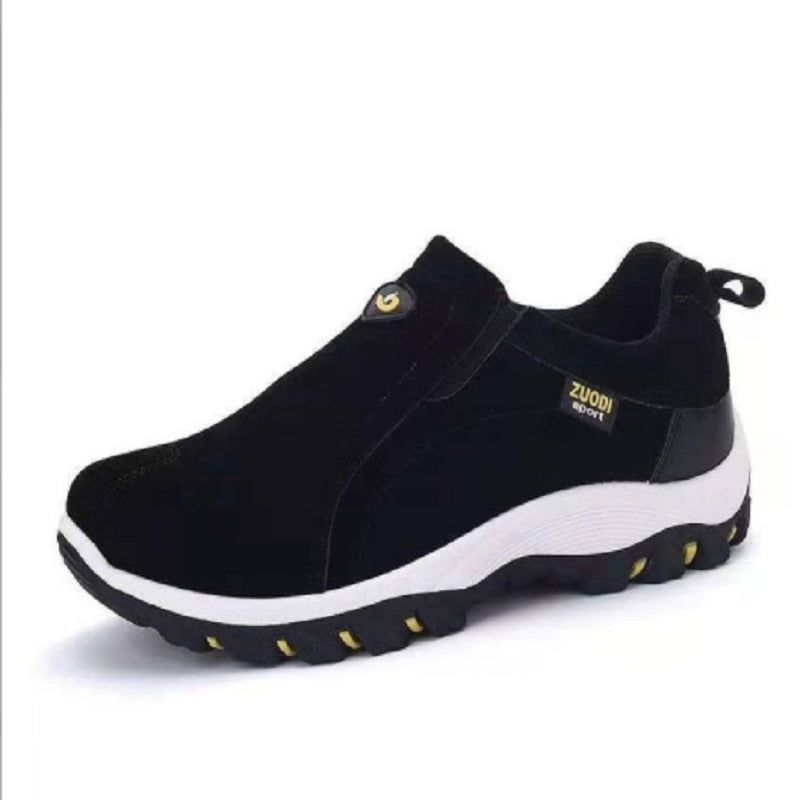 Schwarzer Herren-Sneaker, rutschfest, atmungsaktiv, mit weißer Sohle, ideal für Outdoor-Aktivitäten.