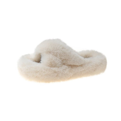 Beige flauschige Hausschuhe aus Kunstfell, gemütlich, rutschfest, Damenmode, Winteraccessoire.