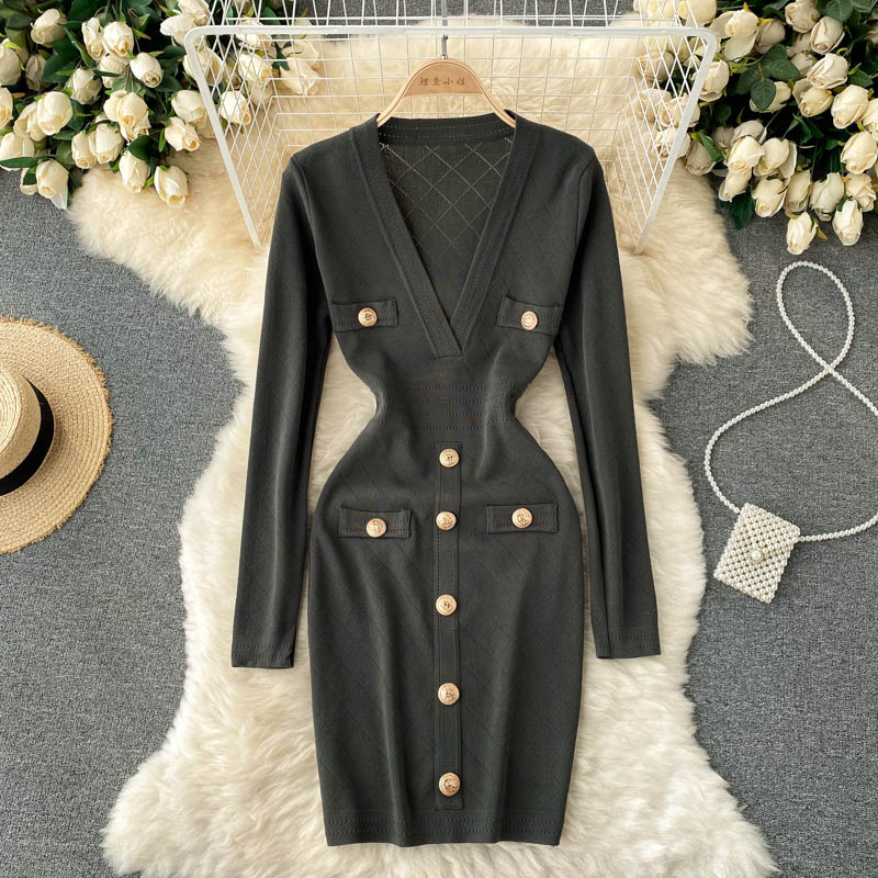 Schwarzes Strickkleid mit V-Ausschnitt und Knöpfen, elegantes Design, Damenmode.