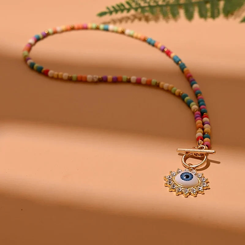 Bunte Perlenkette mit Auge-Anhänger, modisches Schmuckstück, Damenaccessoire, Boho-Stil.