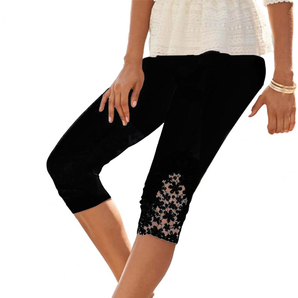 Frau in schwarzer Spitzen-Caprihose und weißer Bluse, Sommermode, elegant, Damenbekleidung.