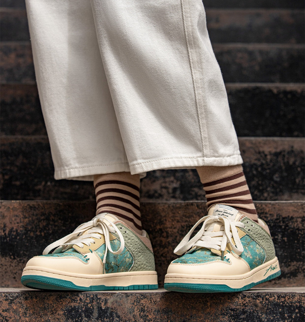 Stiliga unisex konst-sneakers med mandelblomstryck – Arta