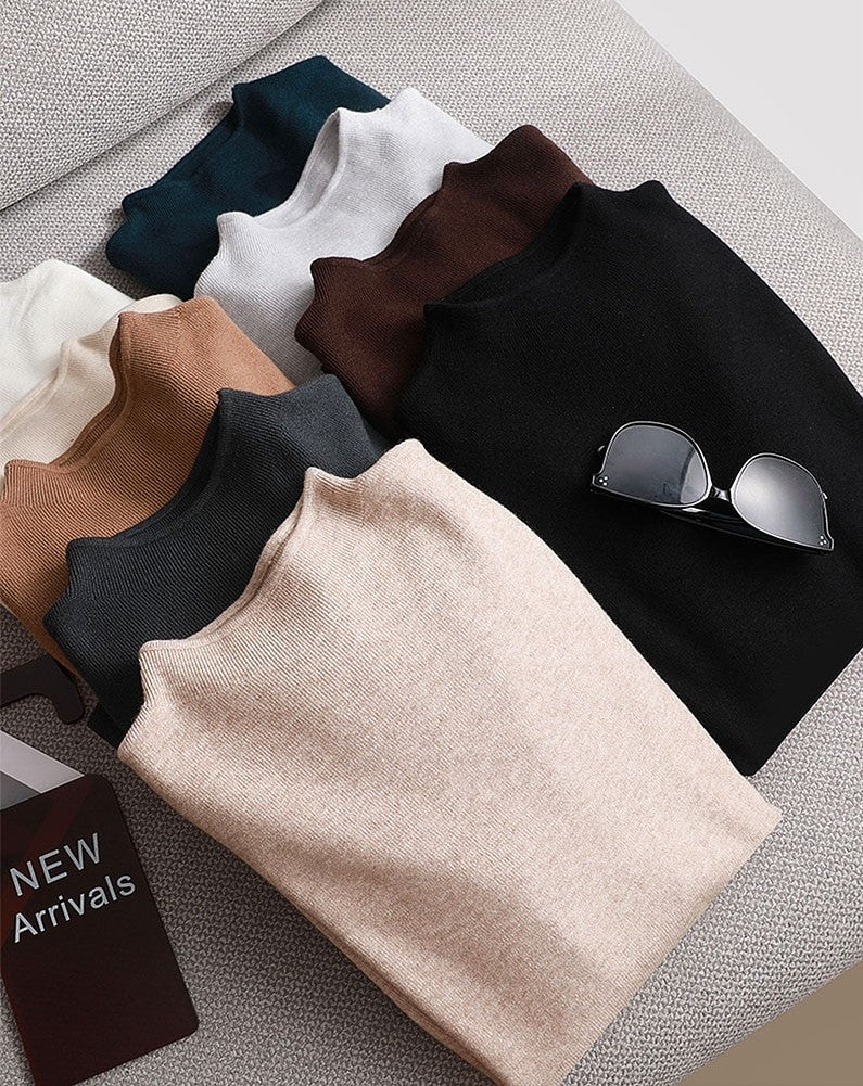 Pullover aus Baumwolle in verschiedenen Farben, gestapelt, mit Sonnenbrille, neue Kollektion.