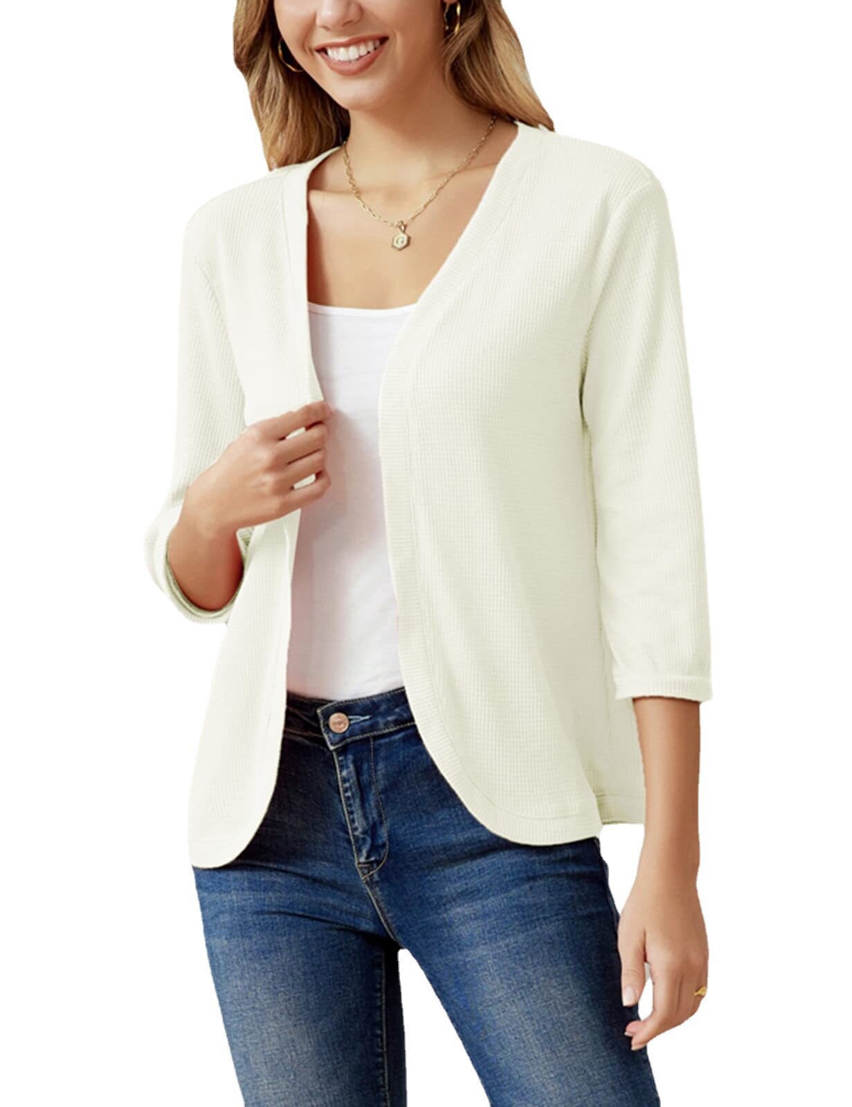 Frau trägt weiße Strickjacke, V-Ausschnitt, 3/4-Ärmel, lässig, Damenmode, Freizeitlook.