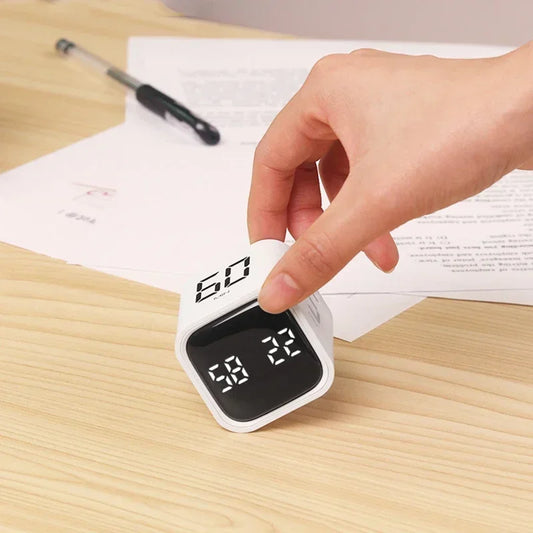 Hand dreht digitalen Küchen-Timer, weiß, LED-Anzeige, auf Holztisch, moderne Küchenuhr.