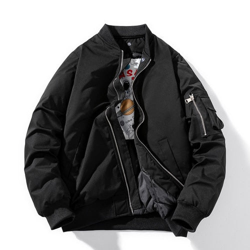 Schwarze Bomberjacke Herren, Reißverschluss, Taschen, lässig, modisch, Herbstmode.