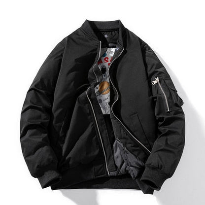 Schwarze Bomberjacke Herren, Reißverschluss, Taschen, lässig, modisch, Herbstmode.