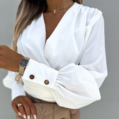 Frau in weißer Bluse mit Ballonärmeln und goldener Uhr, elegantes Outfit, Modeaccessoires.