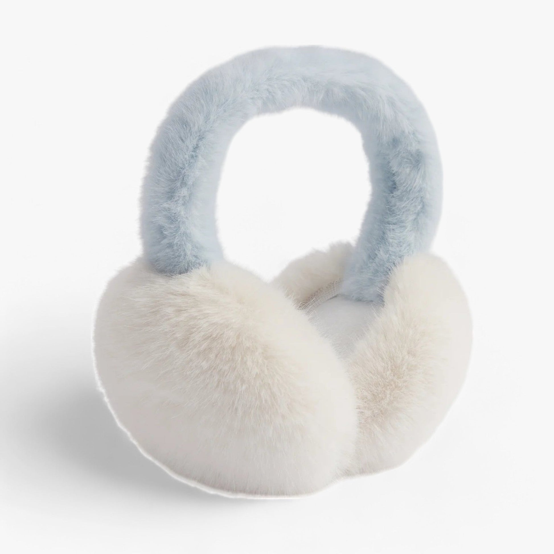 Hellblaue und weiße flauschige Ohrenschützer, Winteraccessoire, warm und stilvoll.