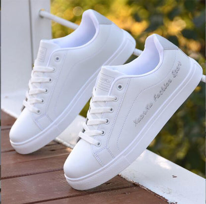 Weiße Sneaker aus Leder mit Schnürsenkeln, sportlich, bequem, für Herren und Damen.