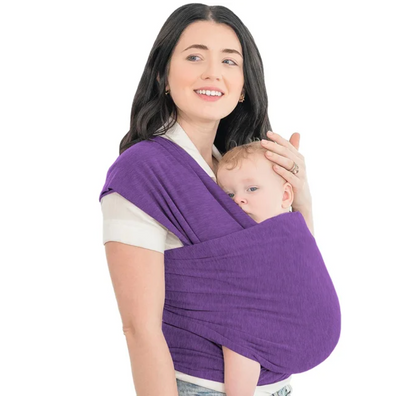 Frau mit lila Babytragetuch, hält Baby. Tragetuch aus Baumwolle, bequem und sicher.