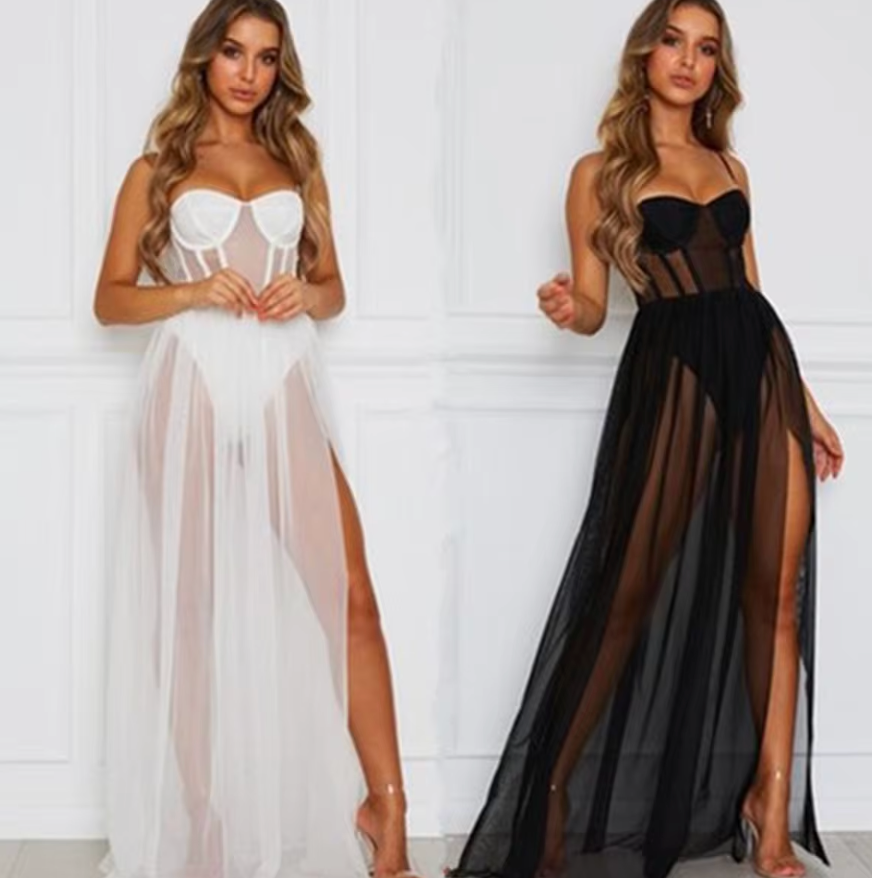 Zwei Frauen in eleganten, transparenten Abendkleidern, weiß und schwarz, mit Corsagenoberteil.