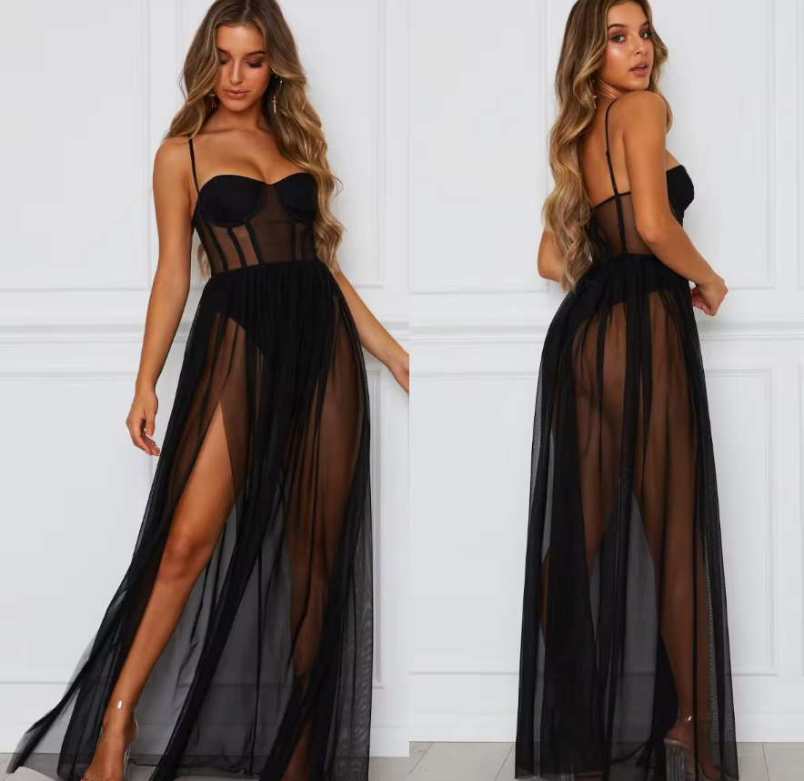 Frau in schwarzem, transparentem Abendkleid mit Corsage und langen, fließenden Röcken.