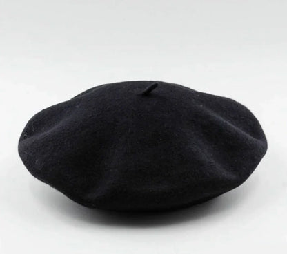 Schwarzes Woll-Barett, klassisches Design, modisches Accessoire, Unisex-Kopfbedeckung.