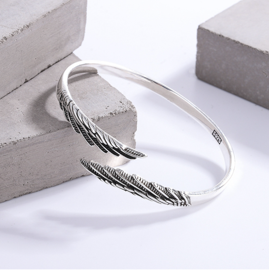 Silberarmreif mit Federmuster, elegantes Design, Schmuck für Damen, Geschenkidee.