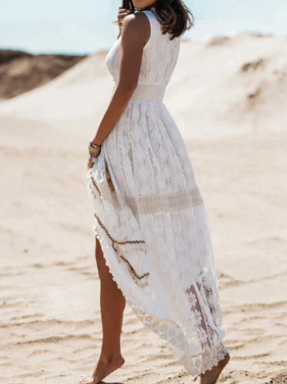 Frau im weißen Spitzenkleid am Strand, ärmellos, Sommermode, Boho-Stil.