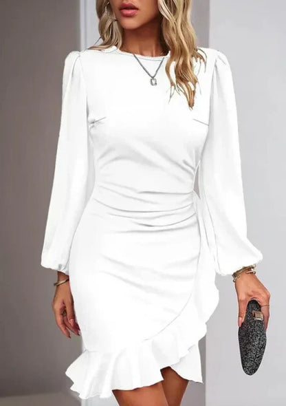 Frau in weißem Kleid mit langen Ärmeln, Rüschen, elegantes Design, Abendmode, modisch.
