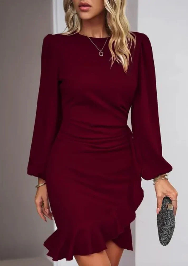 Frau in burgunderrotem Kleid mit Rüschen, elegantes Abendoutfit, modisches Design.