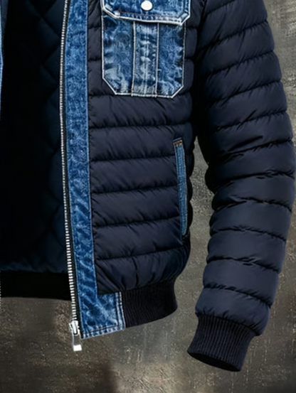 Närbild på nedre delen av jackan med blixtlås, sidficka, ribbstickad muddar och den quiltade ärmen 3