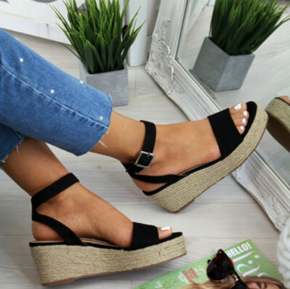 Schwarze Damen-Sandalen mit Keilabsatz, Espadrille-Stil, Sommermode, Jeans, Spiegel.