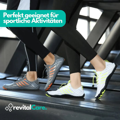 Zwei Paar Sportschuhe, grau und weiß, auf Laufband, ideal für Fitness und sportliche Aktivitäten.