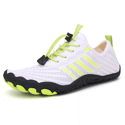 Weiße Barfußschuhe mit gelben Akzenten, rutschfeste Sohle, atmungsaktiv, für Outdoor-Aktivitäten.