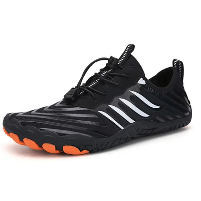 Schwarzer Sportschuh mit orange Sohle, atmungsaktiv, ideal für Outdoor-Aktivitäten.