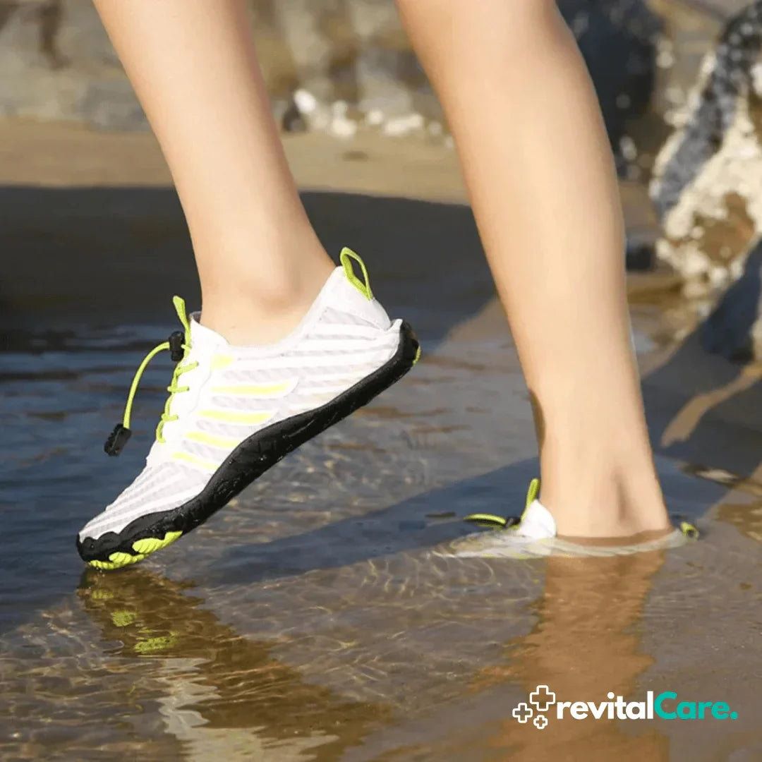 Weiße Wasserschuhe mit gelben Akzenten, rutschfeste Sohle, ideal für Strandaktivitäten.