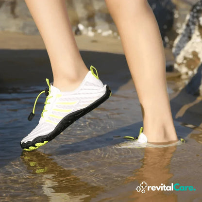 Weiße Wasserschuhe mit gelben Akzenten, rutschfeste Sohle, ideal für Strandaktivitäten.