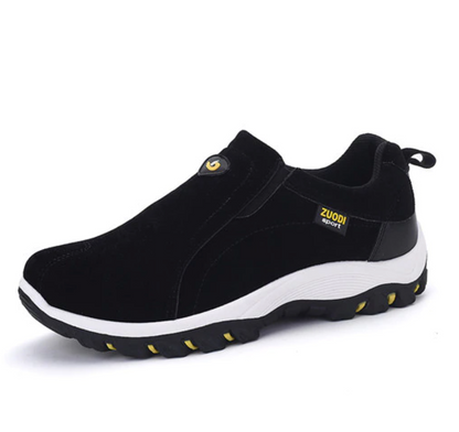 Schwarzer Herren-Sneaker, rutschfest, atmungsaktiv, sportlich, mit gelben Akzenten.