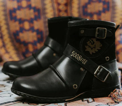 Schwarze Lederstiefel mit Schnallen, Löwenemblem, stilvoll, robust, Herrenmode.