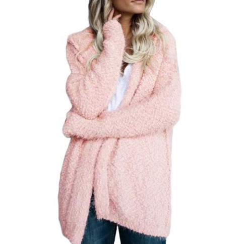 Frau in rosa Strickjacke, flauschig, modisch, lässig, Damenmode, Herbstkleidung, Jeans.