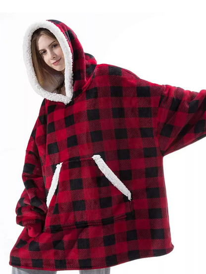 Frau in rotem kariertem Hoodie-Decke, warmes Fleece, gemütliche Kleidung, Wintermode.