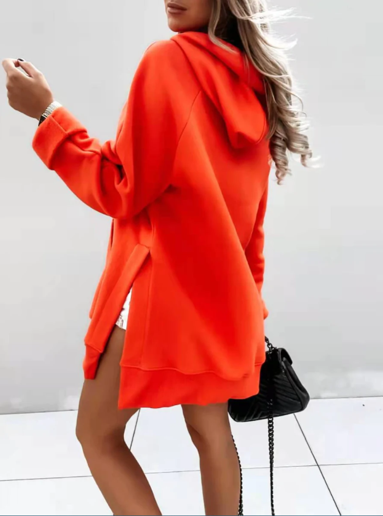 Frau in rotem Kapuzenpullover, lässig, modisch, Herbstmode, Damenbekleidung, Streetwear.