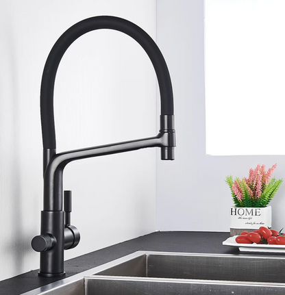 Schwarzer Küchenarmatur, gebogener Auslauf, Edelstahl, modernes Design, neben Spüle.