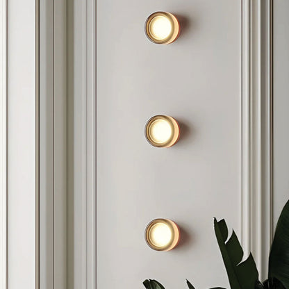 Drei runde LED-Wandleuchten, goldfarben, modernes Design, Innenbeleuchtung, vertikale Anordnung.