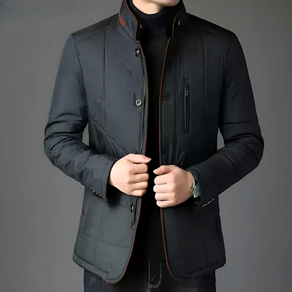 Schwarze Herrenjacke, gesteppter Stoff, Stehkragen, elegantes Design, Herbstmode.