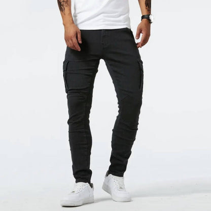 Mann in schwarzer Cargohose und weißen Sneakers, lässiger Stil, Herrenmode, Streetwear.