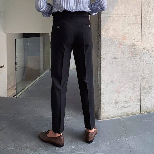 Mann in schwarzer Anzughose, braune Lederschuhe, Business-Look, moderne Architektur.