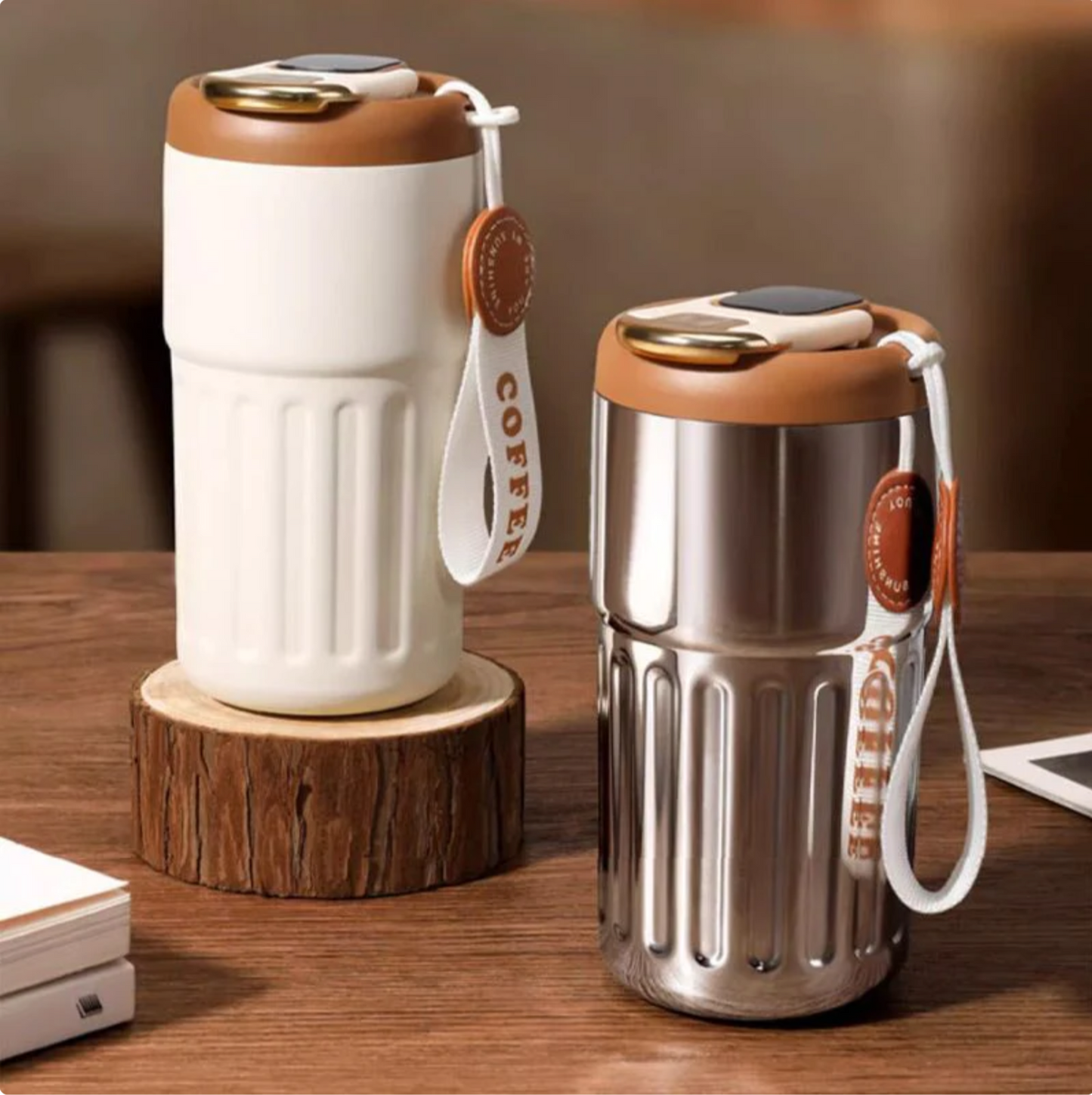 Zwei Thermobecher aus Edelstahl und Keramik, brauner Deckel, Kaffeetasse, umweltfreundlich.