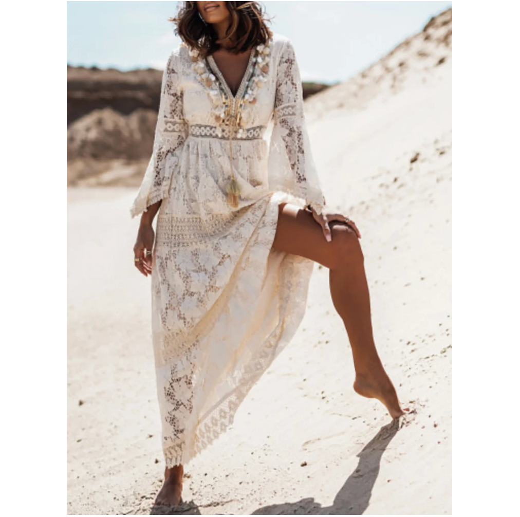 Frau in weißem Spitzenkleid am Strand, Boho-Stil, Sommermode, elegantes Design.