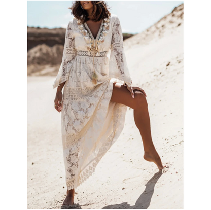 Frau in weißem Spitzenkleid am Strand, Boho-Stil, Sommermode, elegantes Design.