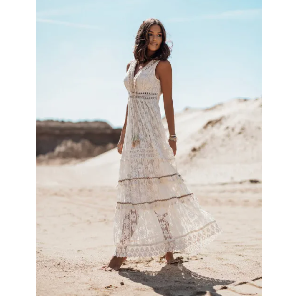 Frau im weißen Spitzenkleid in Wüste, Sommermode, Boho-Stil, ärmellos, langes Kleid.