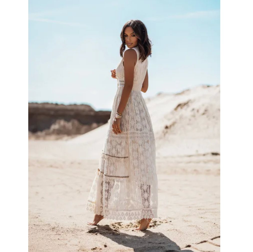 Frau im weißen Spitzenkleid in Wüste, Sommermode, elegantes Maxikleid, Boho-Stil.